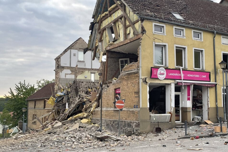 Bäckerei explodiert in der Uckermark: Haus stürzt ein, eine Schwerverletzte!