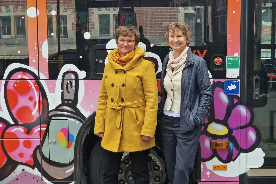 Susanne Rieschick-Dziabas, Leiterin Marketing bei der Verkehrsbetriebe Hamburg Holstein GmbH und der Schulprojekte im hvv, und Bettina Probst, Direktorin des Museums für Hamburgische Geschichte, vor dem Graffiti-Bus am Mittwoch.