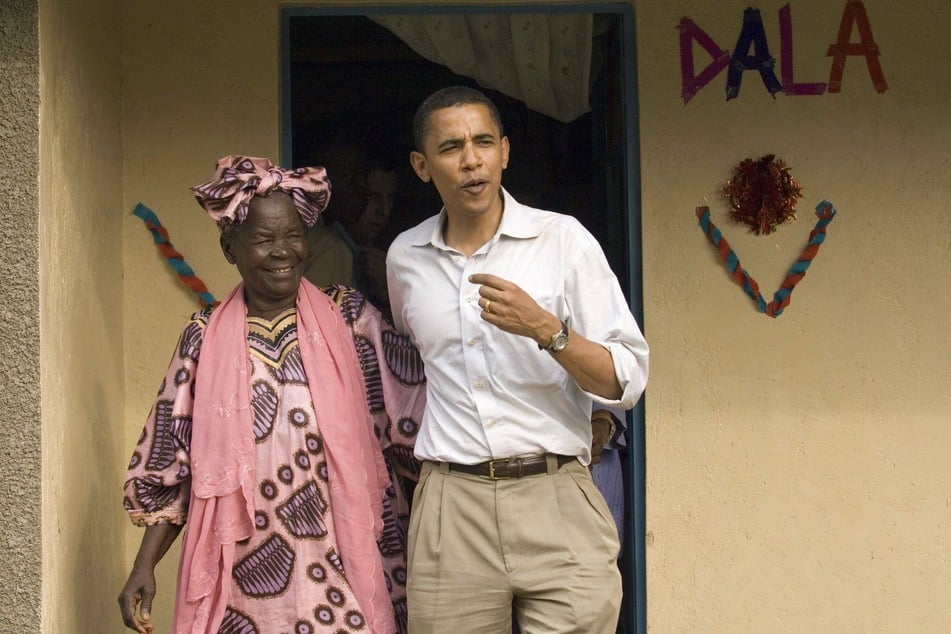 Former US President Barack Obama's step-grandmother, Sarah Obama (l.) has passed away Monday.