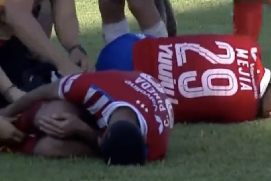 Carlos Pineda (25, vorn) und Germán Mejía (28) blieben bei der wilden Einlage unverletzt.