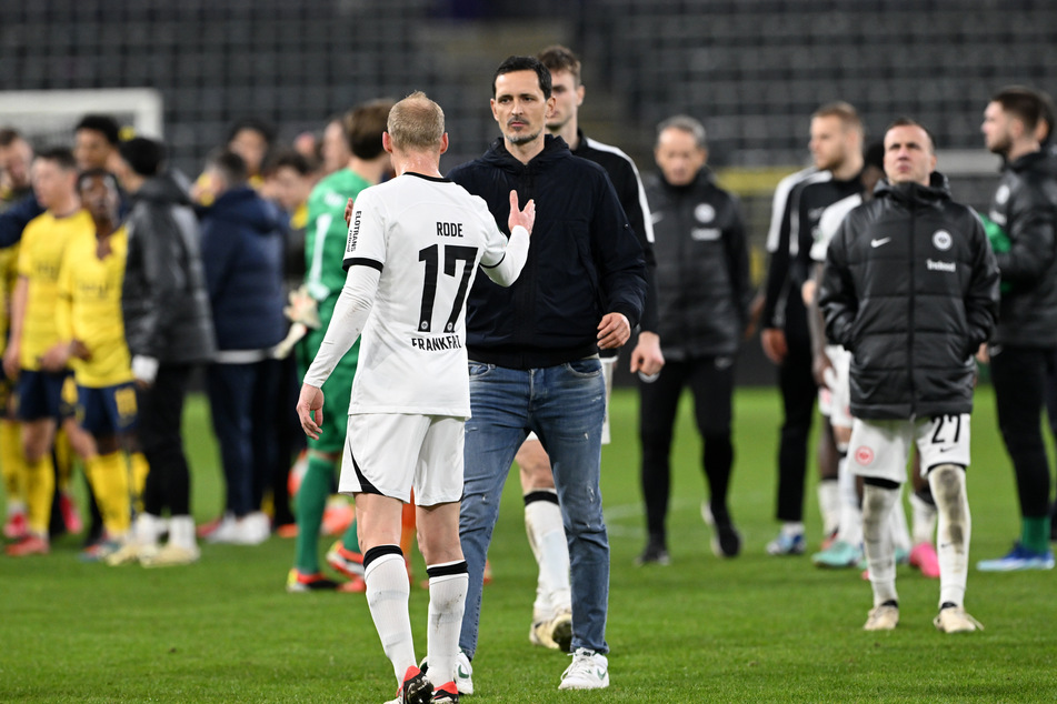 Nach dem Totaleinbruch beim belgischen Tabellenführer war Eintracht-Coach Dino Topmöller (43, M.) sichtlich bedient.