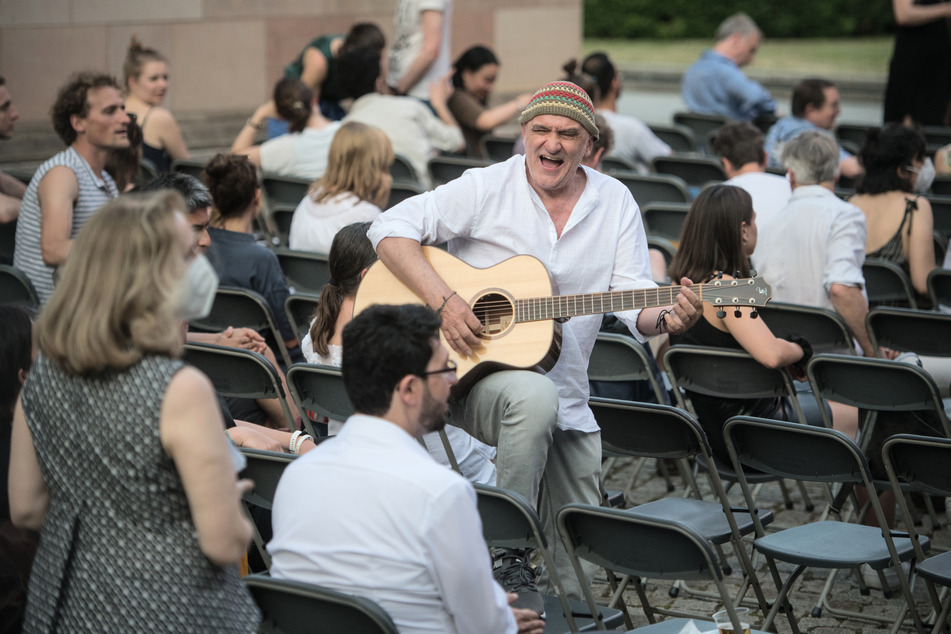 Protagonist Dieter Bachmann spielt Gitarre vor der Vorführung des Films "Herr Bachmann und seine Klasse" während des Filmfestivals Berlinale - Sommerfestival im Open-Air-Kino auf der Museumsinsel.