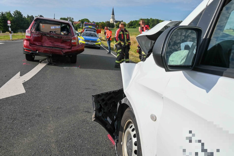 Crash auf Bundesstraße: Auto und Transporter krachen zusammen
