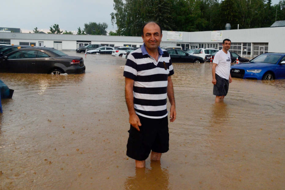 Bald kniehoch standen die Wassermassen in der Stuttgarter Straße.
