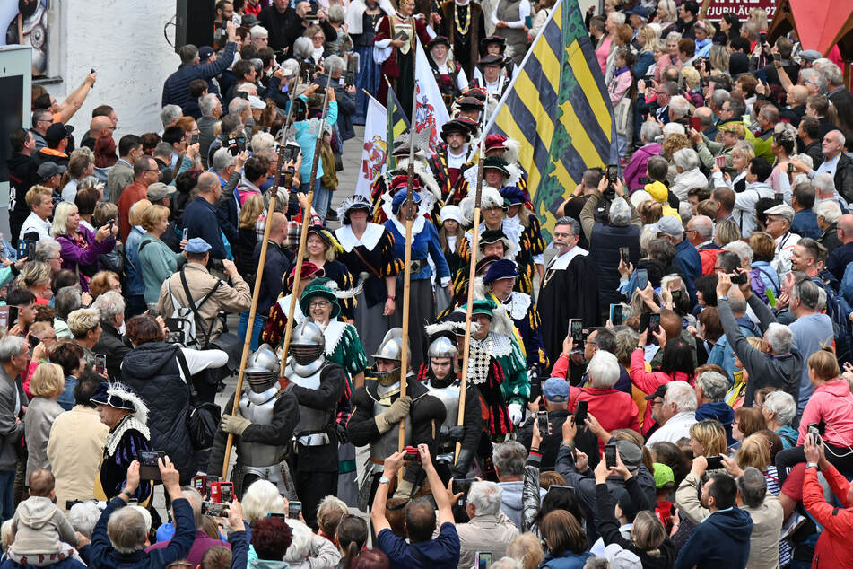 Bei der Fürstenhochzeit am Samstag platzte der Schlosshof aus allen Nähten.