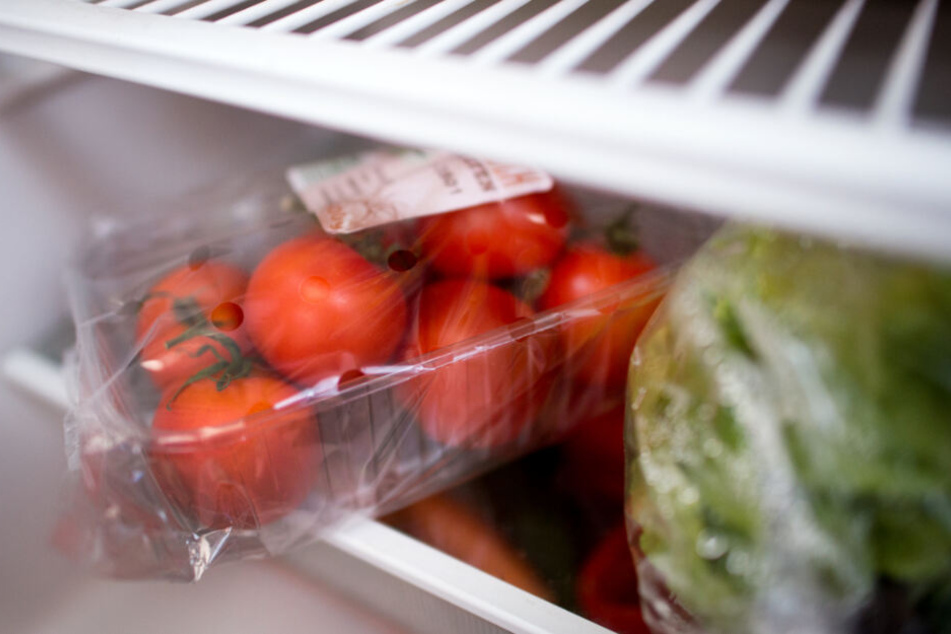 Selbst im Kühlschrank liegen Obst und Gemüse noch im Plastik eingepackt.