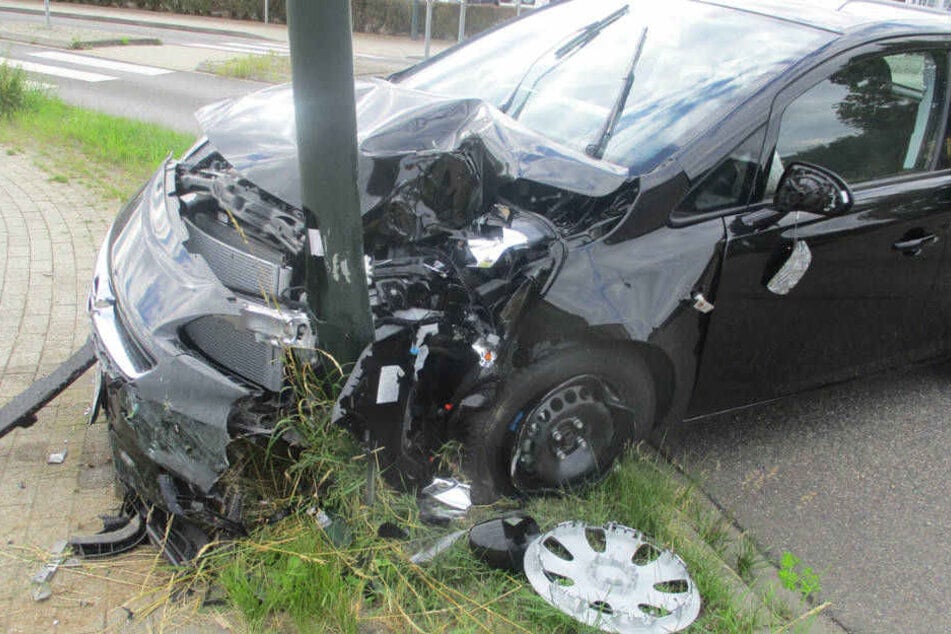 Die Fahrerin wurde bei dem Crash leicht verletzt.
