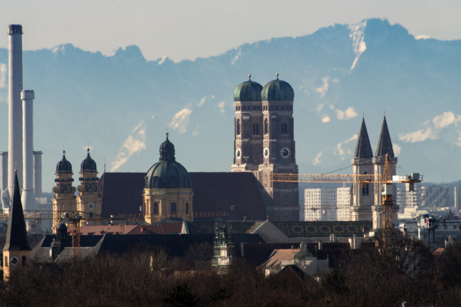 Die Skyline der bayerischen Landeshauptstadt ist vor der Kulisse der etwa 90 Kilometer entfernten Alpen zu sehen.
