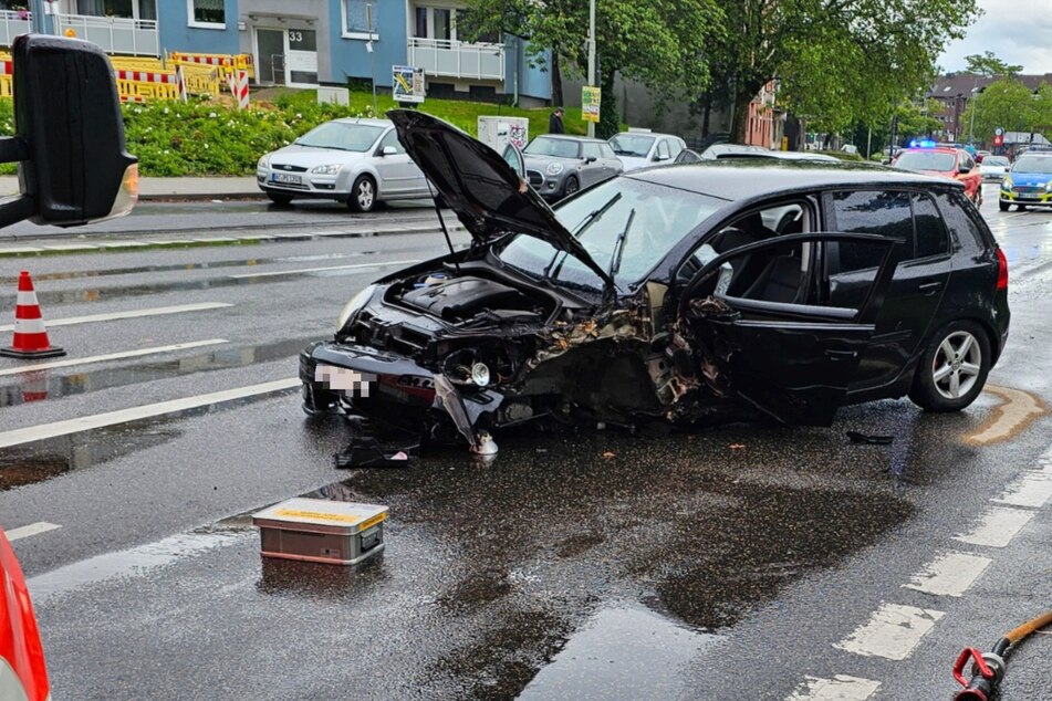 Glück im Unglück hatten die beiden Insassen dieses VW-Golfs in Eschweiler: Beide wurden nur leicht verletzt.