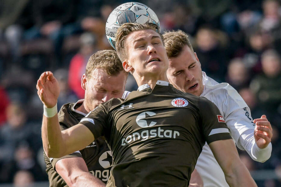 Henk Veerman (links) und Leo Östigard bekämpfen gemeinsam Gegenspieler Joost van Aken.