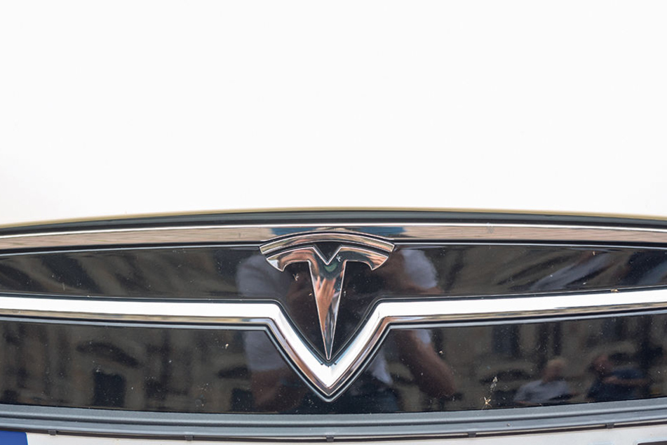 Das große „T“ der Energie: Tesla-Logo auf der Front des
Dresdener E-mobil-Taxis.