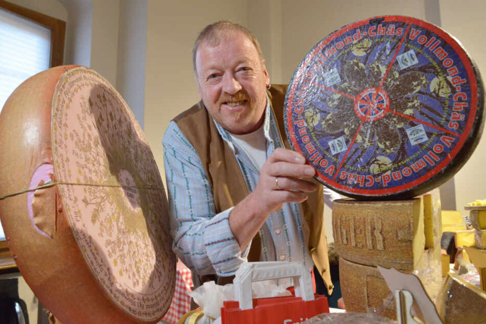 Schmeckt auch, wenn die Sonne scheint: Der Schweizer Fritz Gfeller (63) zeigt den würzig-herzhaften "Vollmond-Chäs".