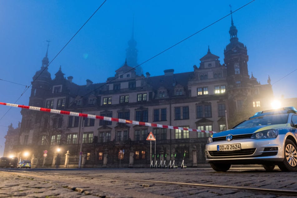 Die Polizei am Tattag vor dem Dresdner Schloss, wo der spektakuläre Juwelen-Raub im Grünen Gewölbe geschah.