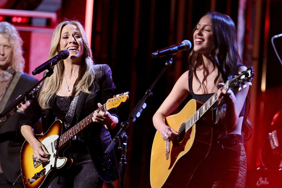 Olivia Rodrigo (r) joined Sheryl Crow to perform If It Makes You Happy at the 2023 Rock and Roll Hall of Fame induction ceremony.