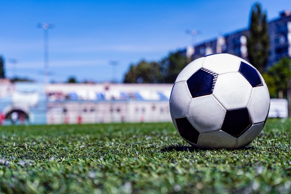 Hakenkreuze in Fußball-Rasen gestochen: Polizei sucht Zeugen