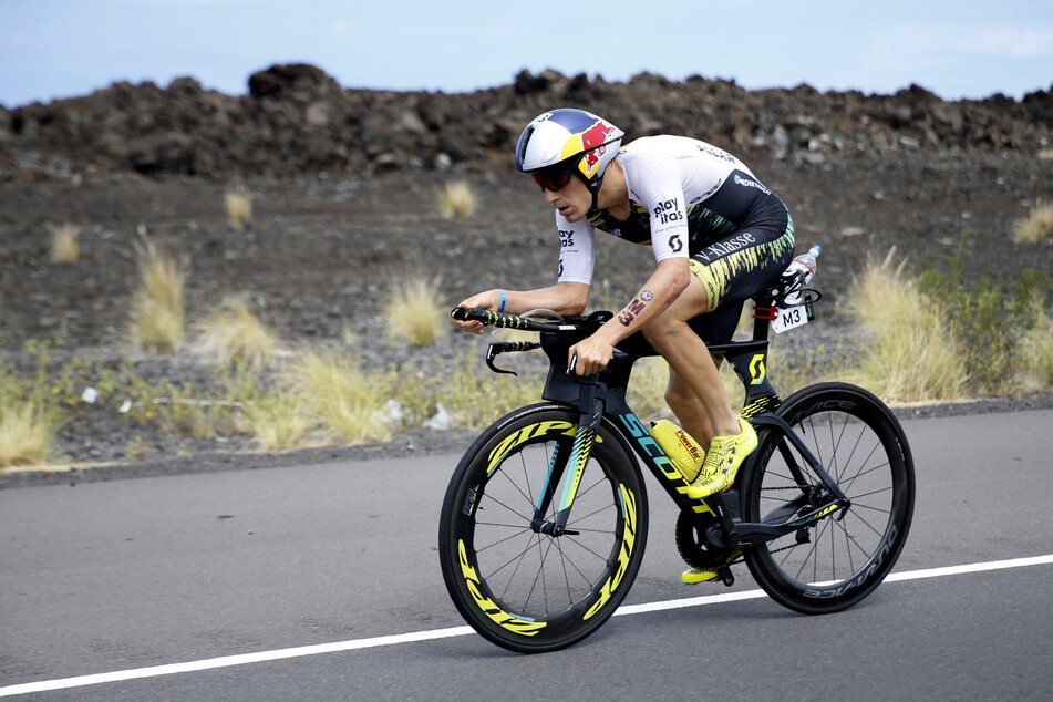 Sebastian Kienle radelt bei der Ironman-Weltmeisterschaft 2018 in Hawaii. Dieses Jahr wurde die WM wegen Corona abgesagt. (Archivbild)