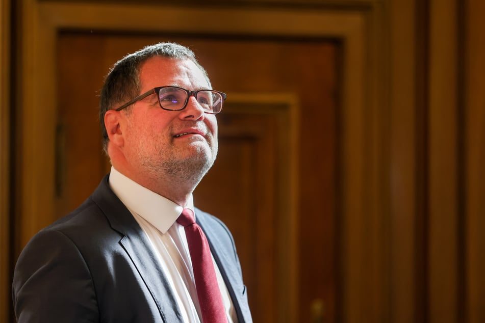 Kanzleramtsminister Wolfgang Schmidt (52, SPD) blickt sich kurz vor Sitzungsbeginn des Parlamentarischen Untersuchungsausschusses der Bürgerschaft zur Cum-Ex Steuergeldaffäre im Saal um.