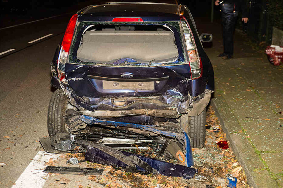 Der Ford Fiesta wurde stark beschädigt durch den Aufprall.