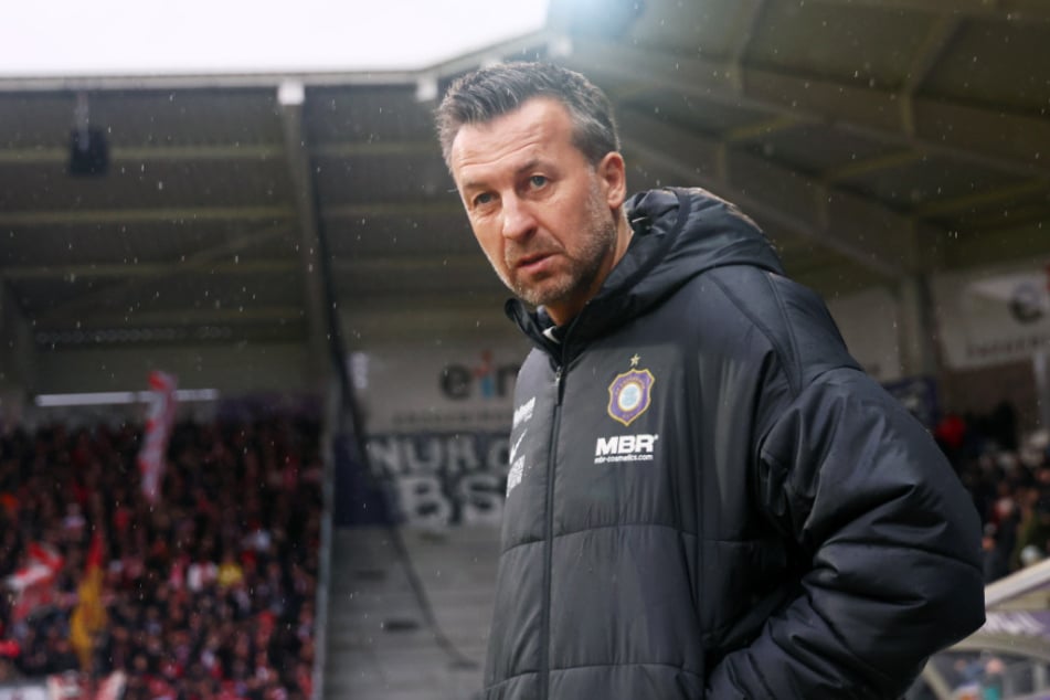 Aue-Coach Christoph Dabrowski (47) sieht die Verbesserung in seiner Mannschaft.