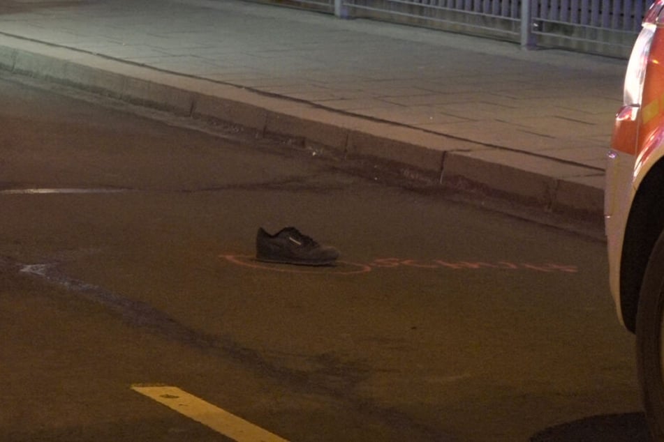 Der Schuh des 16-Jährigen lag nach dem Zusammenstoß auf der zweispurigen Straße.