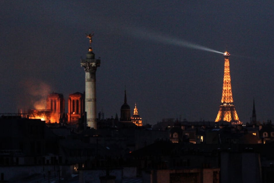Links die brennende Kathedrale, rechts der Eiffelturm.