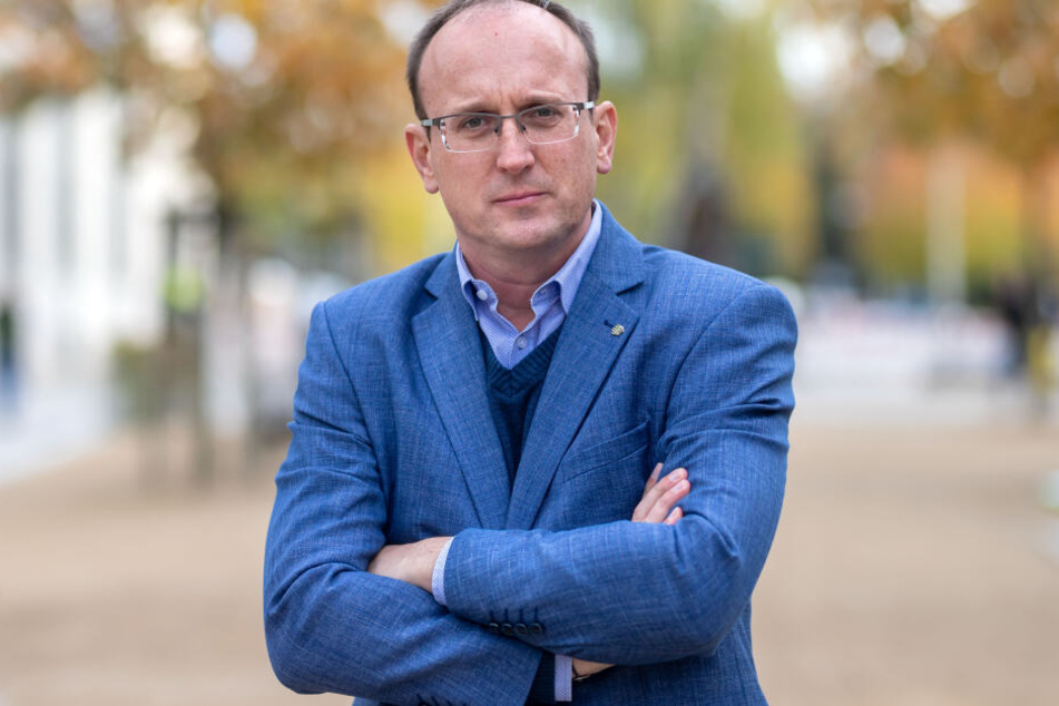 Der Landtagsabgeordnete Jörg Vieweg (47, SPD) hat genug vom Lärm durch Autos und Lastwagen.