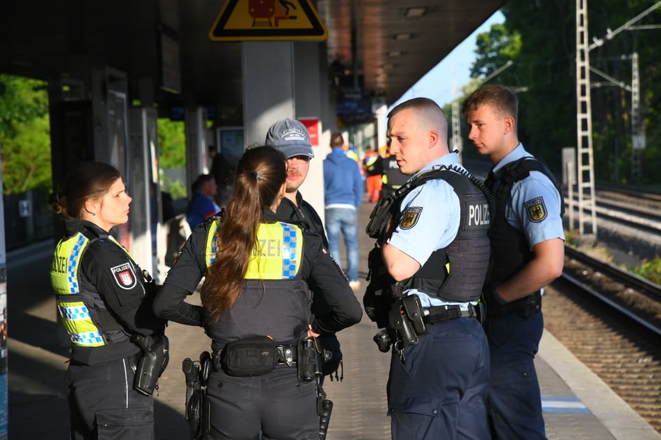Die Polizisten befragten vor Ort mehrere Zeugen der Tat.