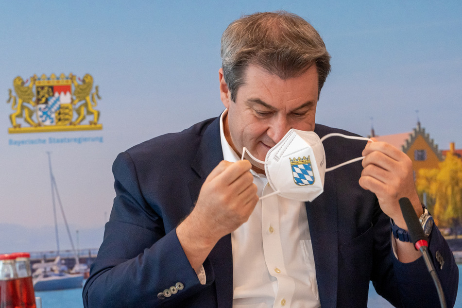 Markus Söder (CSU), Ministerpräsident von Bayern, nimmt zu Beginn der Sitzung des bayerischen Kabinetts seine FFP2-Maske ab.