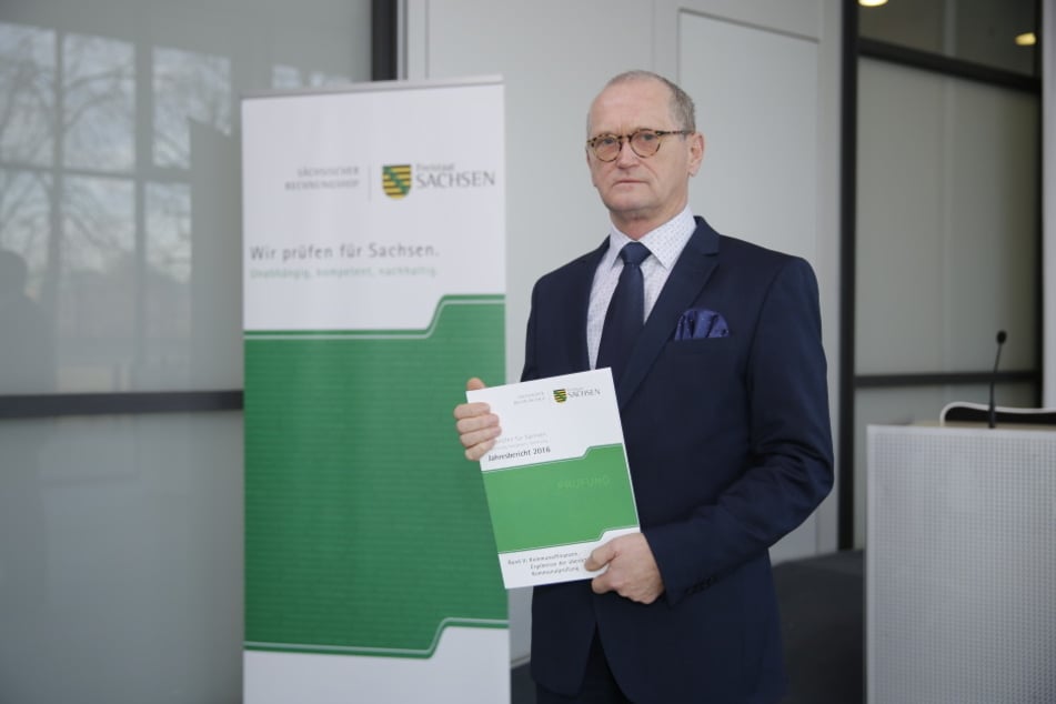 Rechnungshof-Präsident Karl-Heinz Binus (62) präsentiert den neuen
Jahresbericht. Geprüft wurden die Kommunen.