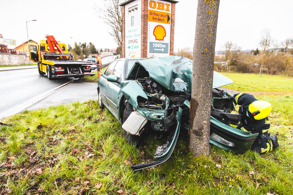 Tödlicher Unfall: Rentner verliert Kontrolle über sein Auto und knallt gegen Baum
