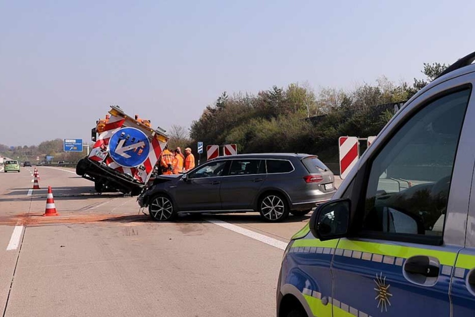 Der VW Passat war mit hoher Geschwindigkeit auf den Schilderwagen aufgefahren.