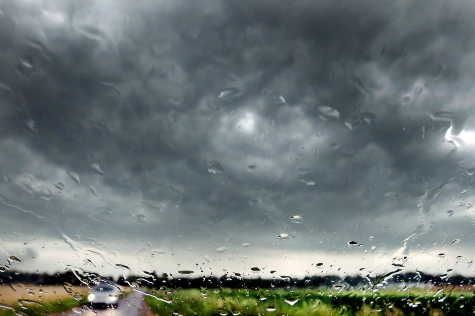 Das Wetter bleibt auch zum Start in die neue Woche nass. Zudem kündigen sich Gewitter an.