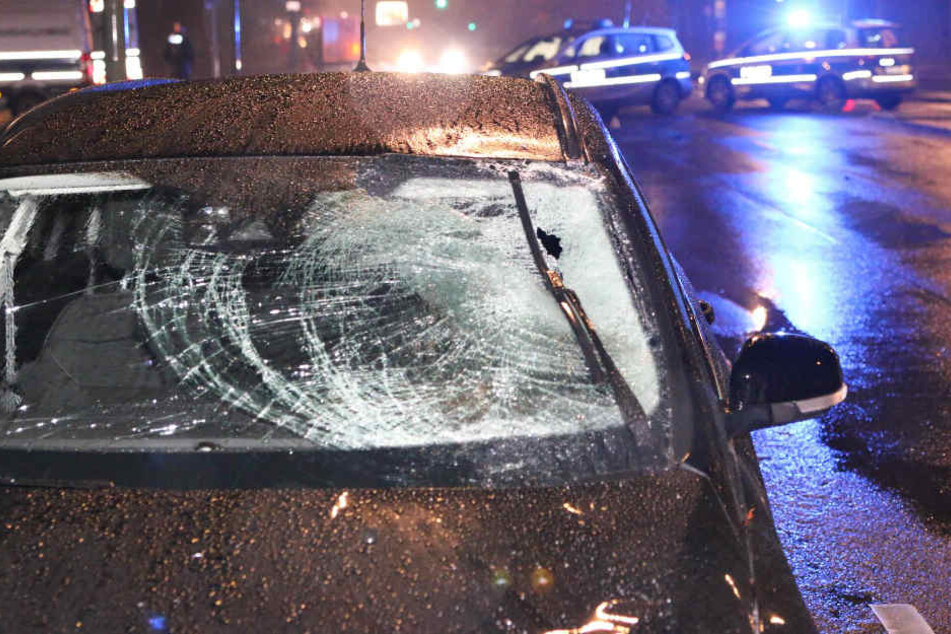 Der Fußgänger wurde in die Windschutzscheibe des Ford geschleudert.