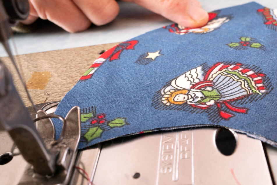 Die der Adventszeit angepassten Masken werden unter dem Label "Einzigware" verkauft.