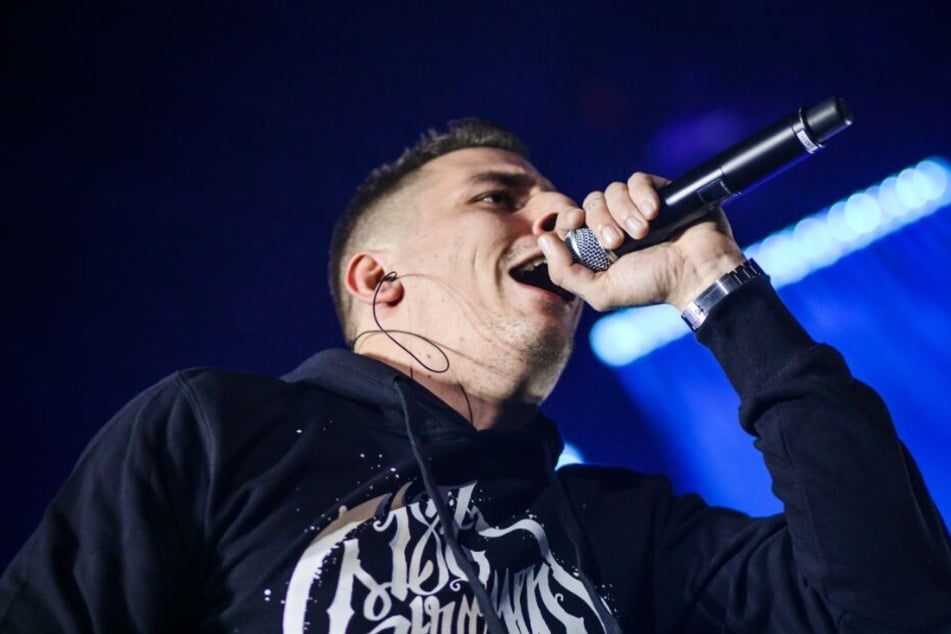 187-Rapper Gzuz steht bei einem Auftritt auf der Bühne.