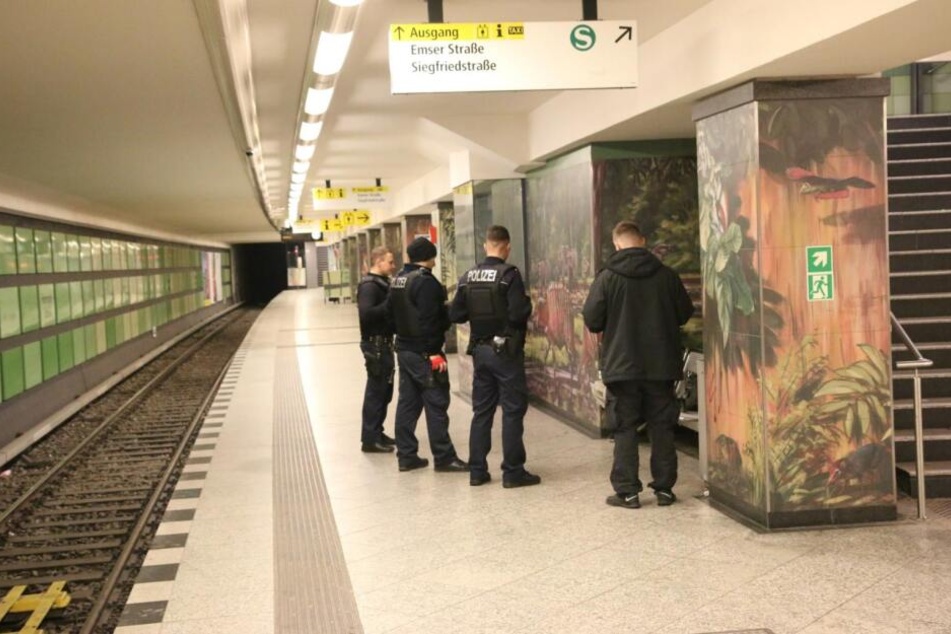 Bei einer blutigen Auseinandersetzung im U-Bahnhof Hermannstraße wurde ein 18 Jahre alter Mann schwer verletzt.