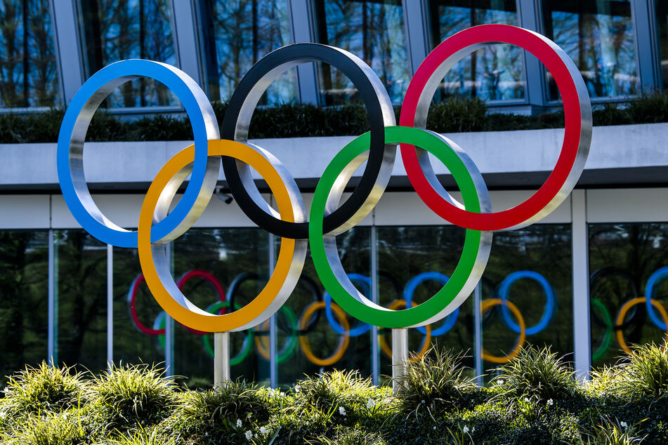 Die Olympischen Ringe werden am Eingang des IOC, dem Sitz des Internationalen Olympischen Komitees, in Lausanne ausgestellt. Im Fall einer Zulassung von Sportlern aus Russland und Belarus droht die Ukraine mit einem Boykott der Olympischen Spiele 2024 in Paris.