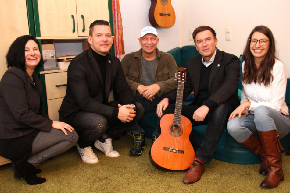 Ulrike Herkner (r.), Leiterin des Kinderhospiz Bärenherz Leipzig e.V., freut sich über den fröhlichen Besuch. Axel Schulz (Mitte) habe sehr viel Freude und Unbeschwertheit mitgebracht.