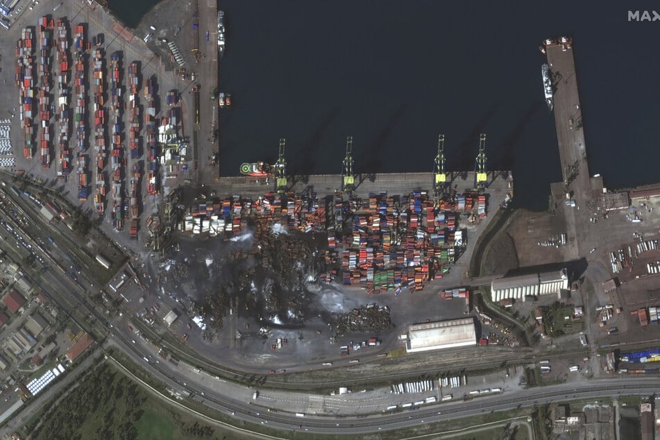 Dieses von Maxar Technologies bereitgestellte Satellitenbild zeigt einen Überblick über beschädigte Container und Hafenanlagen nach einem Erdbeben in Iskenderun, Türkei.
