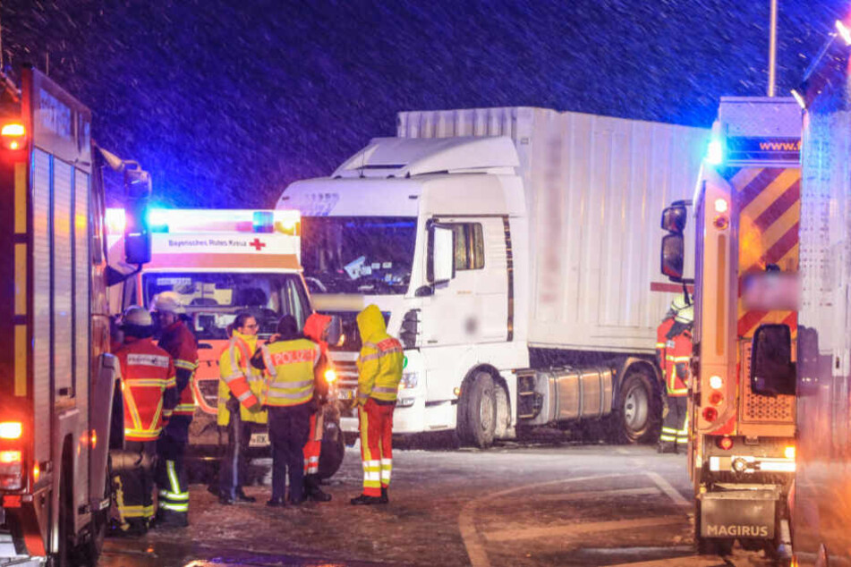 Einsatzkräfte stehen am Unfallort.