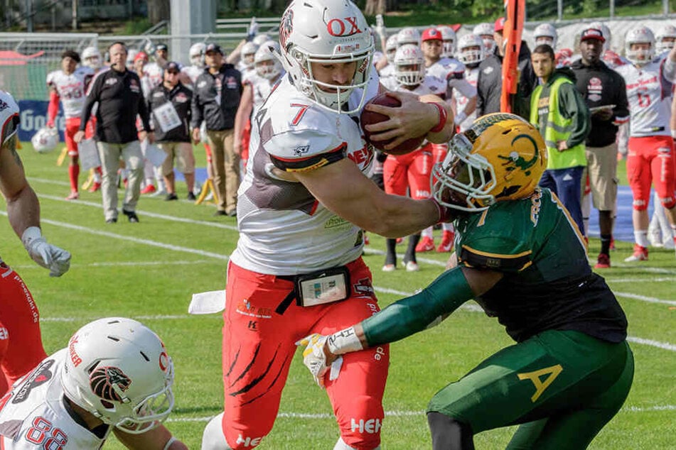 Brandon Connette (Zweiter von rechts.) ist jetzt Quarterback bei den Lions Braunschweig, behauptet sich hier gegen Kölns Emory Polley.