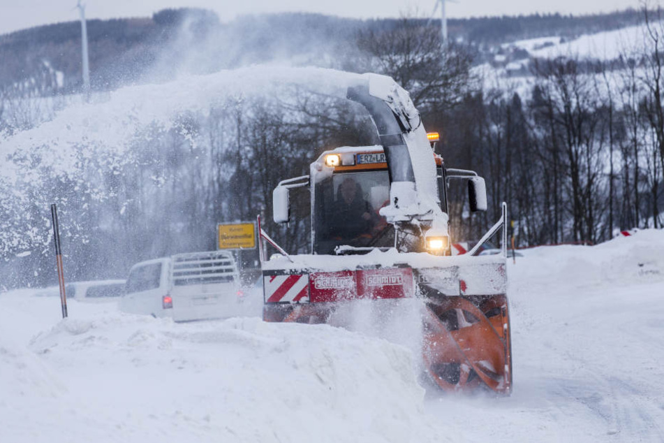 In Oberwiesenthal müssen 50 cm Schnee weggefräst werden.