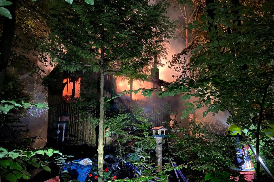 In einem Wohngebäude in Velbert ist ein Feuer ausgebrochen. Eine Person starb in den Flammen.