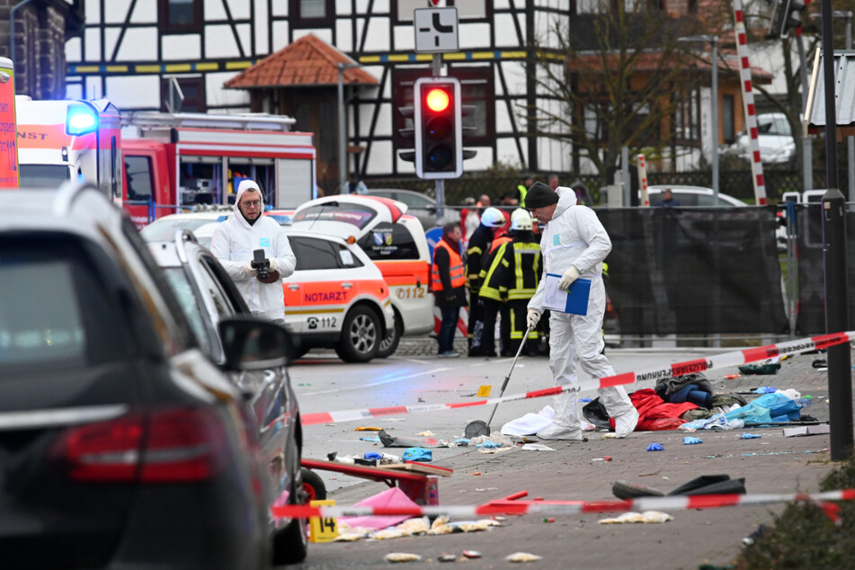 Mann rast mit Auto in Rosenmontagsumzug: Volkmarsen erinnert an Schreckenstat