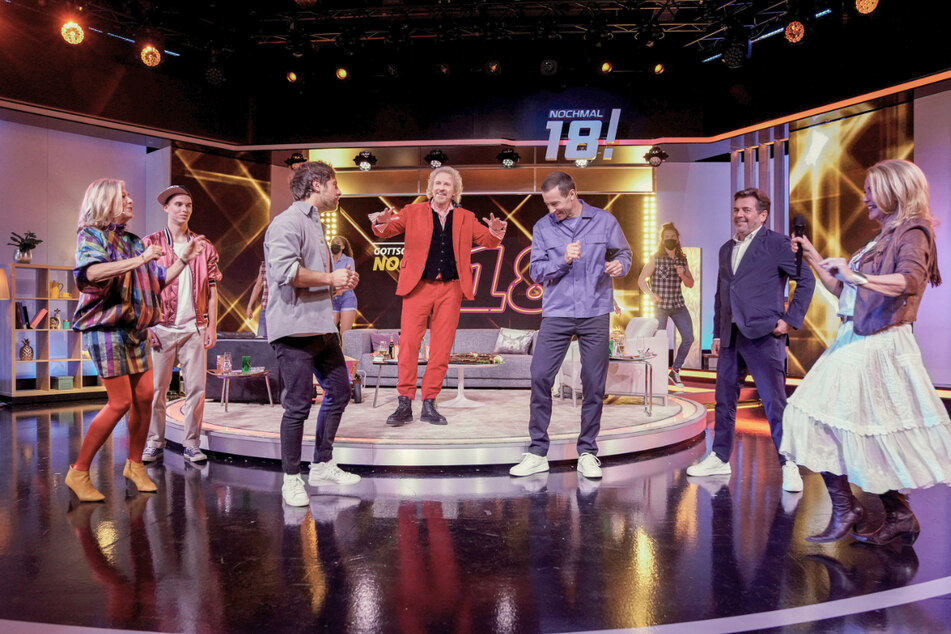 Jutta Speidel (l.-r.), Showpraktikant Robin Wittmer, Max Giesinger, Thomas Gottschalk, Kai Pflaume, Thomas Anders und Jane Comerford tanzen in der Show "Gottschalk feiert: Nochmal 18!", die am 16.04.2021 (20.15 Uhr) im SWR Premiere feiert.