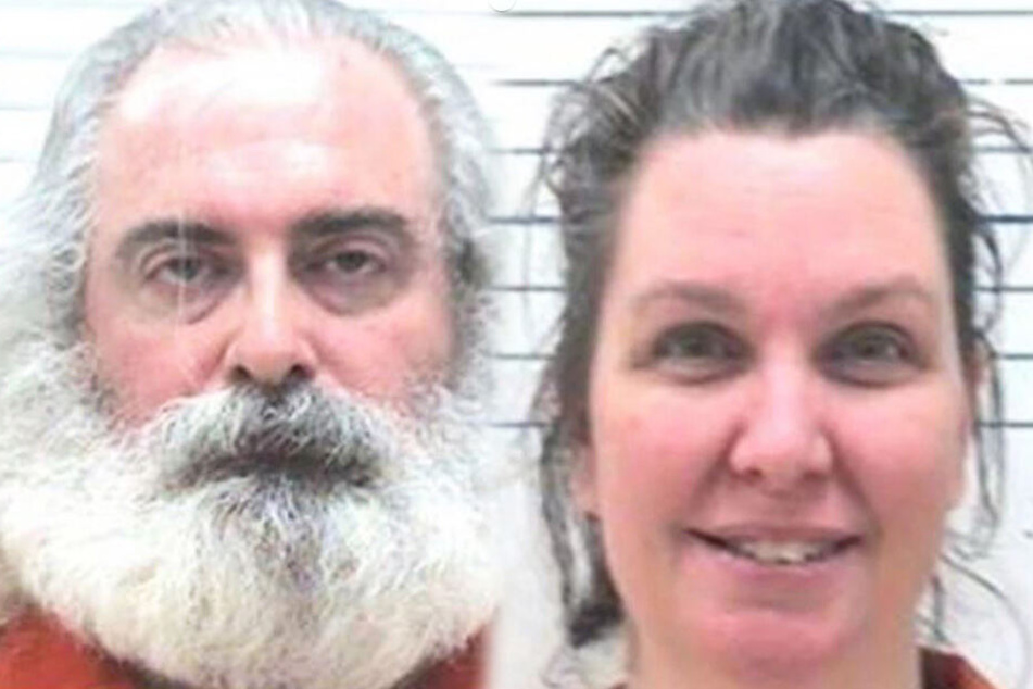 Bonnie Beth Mills-Lilly (42, rechts) and Henry Clarence Lilly III (49)