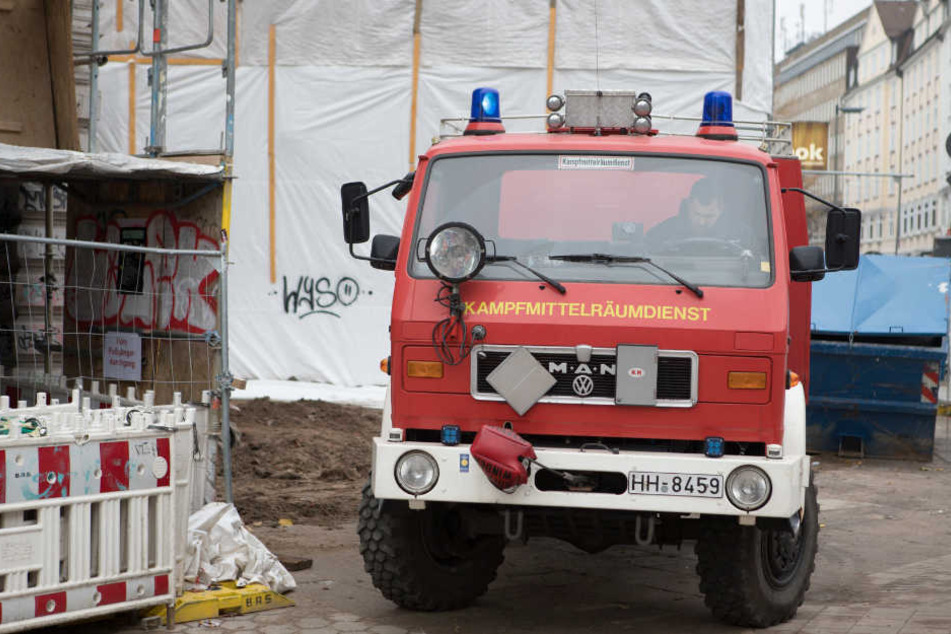 Der Kampfmittelräumdienst der Hamburger Feuerwehr ist am Schulterblatt eingetroffen und untersucht den Blindgänger.