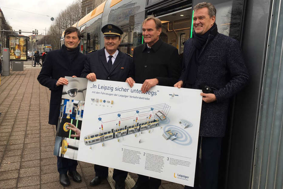Die Straßenbahnen und Busse sind außerdem per Satellit ortbar, sodass ein betroffenes Fahrzeug im Notfall sofort ausfindig gemacht werden kann.