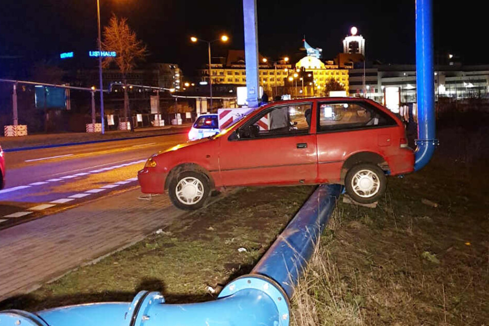 Aus bisher unbekanntem Grund "strandete" der Fahrer auf dem Mittelstreifen.