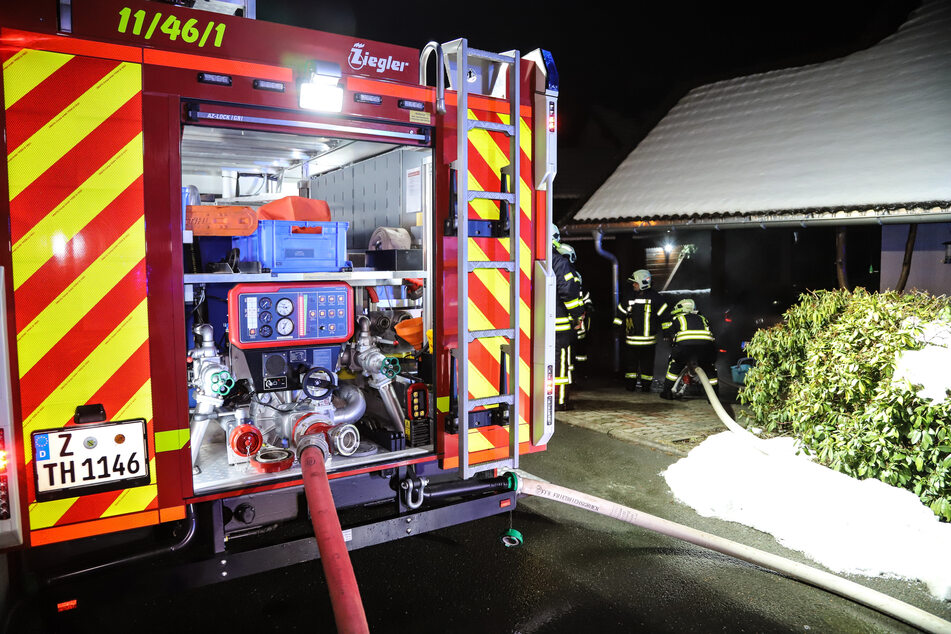 Die Feuerwehren aus Thierfeld, Hartenstein und die Drehleiter aus Oelsnitz wurden am Freitag zu dem Brandort alarmiert.